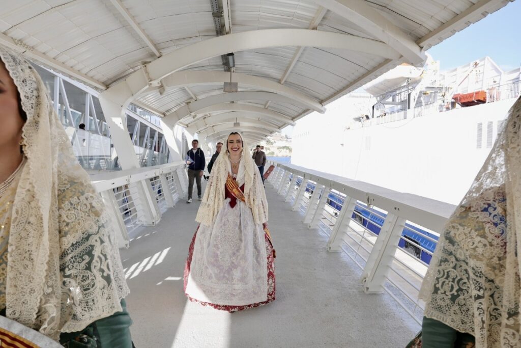 Enviem les fotografies de larribada de la FMV i la seua Cort dHonor a Eivissa 8 Mediana