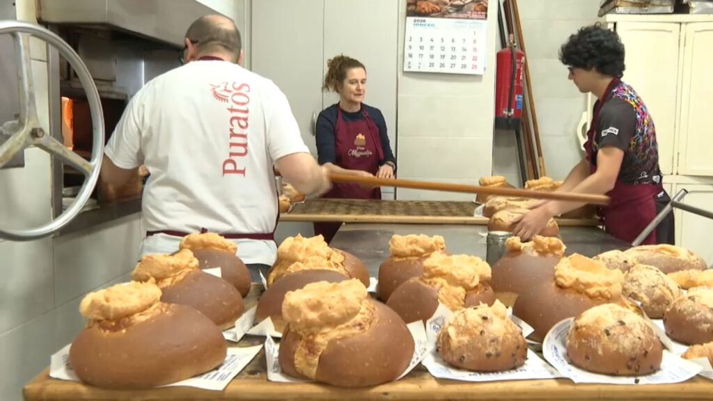 Fiebre por las monas de Alberic hornos al limite y colas de clientes en plena Semana Santa