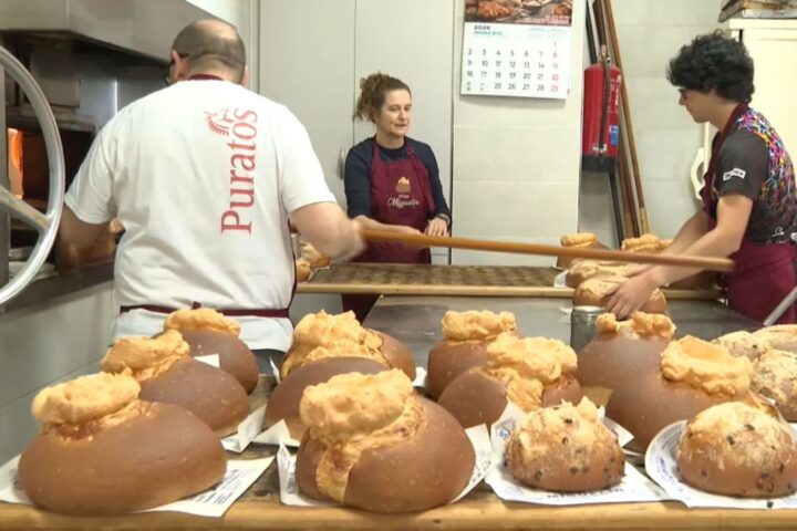 Fiebre por las monas de Alberic hornos al limite y colas de clientes en plena Semana Santa