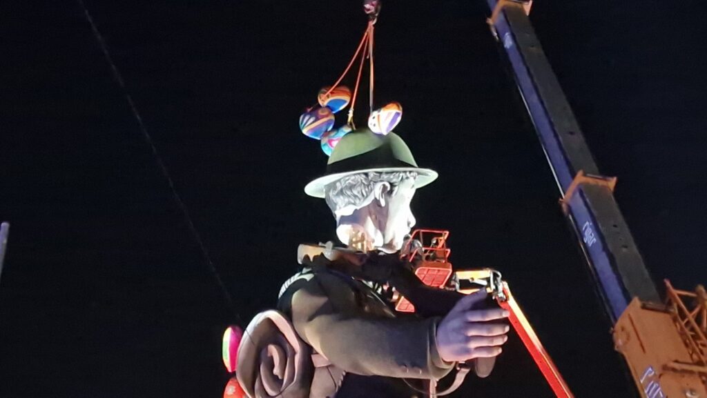 La falla municipal corono sus 27 metros de altura con un espectaculo piromusical 20260312 210648 1 Mediana