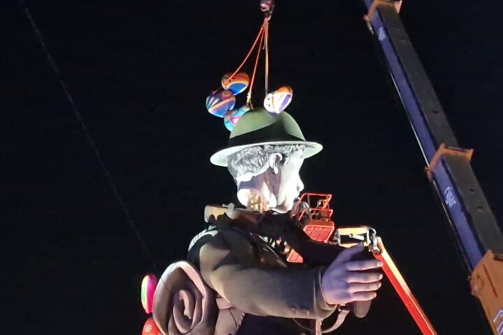 La falla municipal corono sus 27 metros de altura con un espectaculo piromusical 20260312 210648 1 Mediana