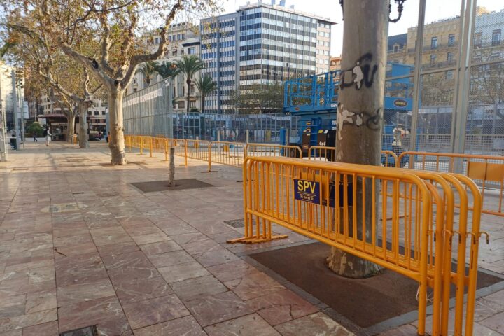 Valencia retira 12 kilometros de vallas para recuperar la fluidez tras las Fallas 2