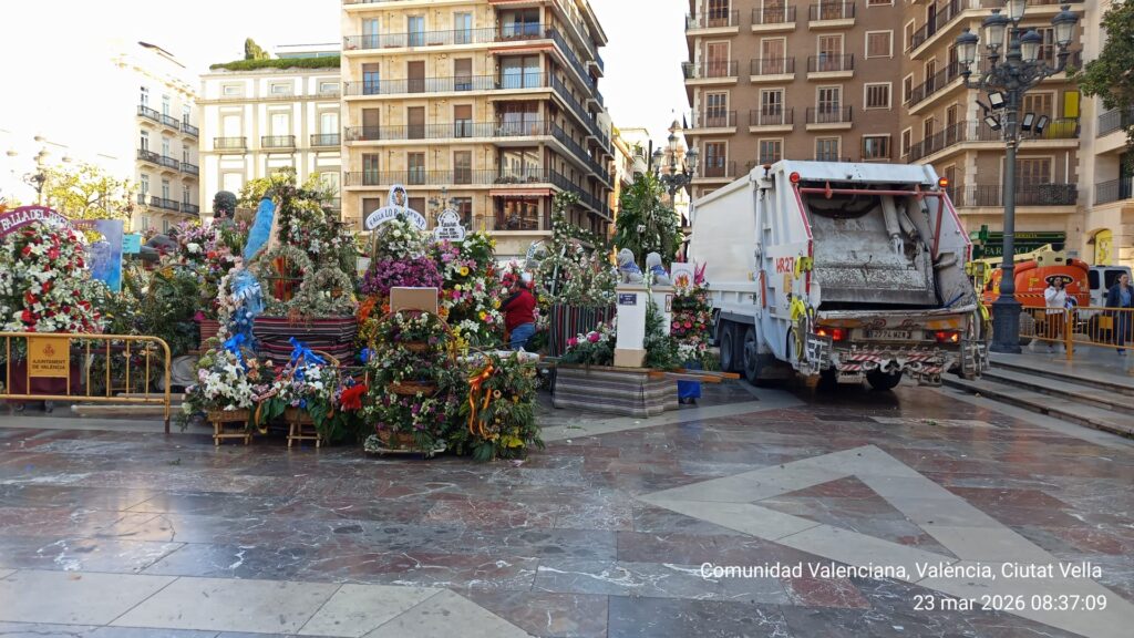 Valencia retira el manto de la Virgen El adios a las flores de la Ofrenda 2026 2