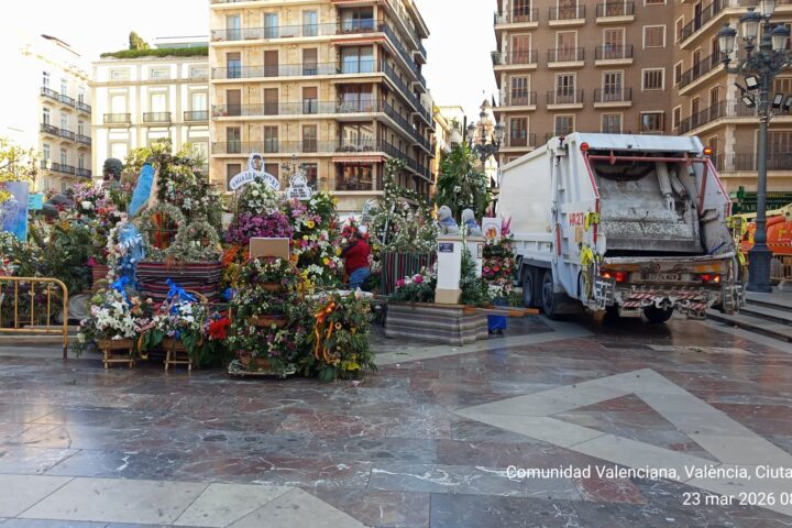 Valencia retira el manto de la Virgen El adios a las flores de la Ofrenda 2026 2