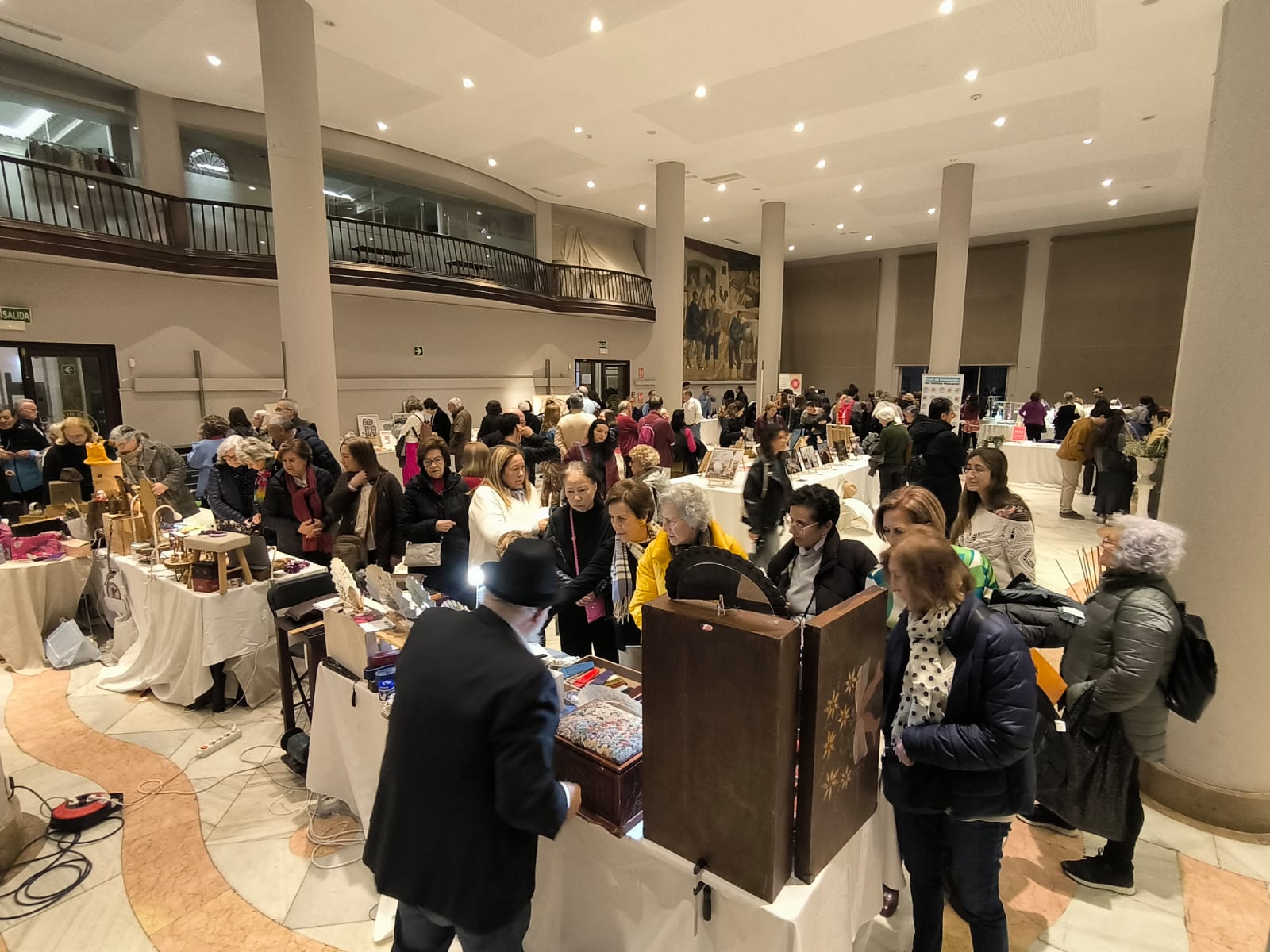 1 MERCADO ARTESANAL POR LA DANA EN EL ATENEO 2025