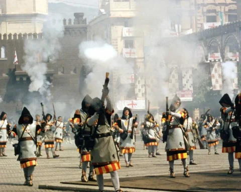 Alcoi es prepara per als Moros i Cristians