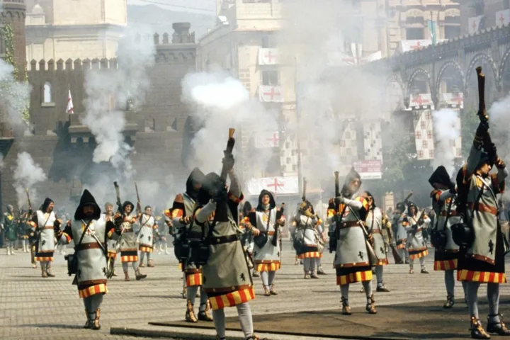 Alcoi es prepara per als Moros i Cristians