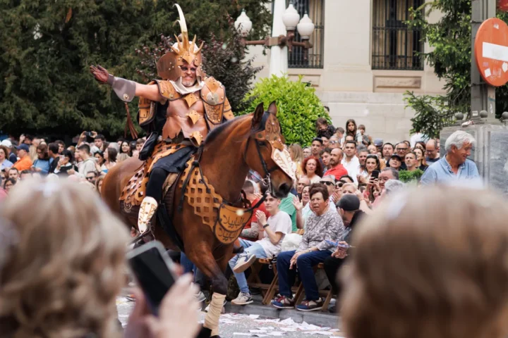 Alcoi es prepara per als Moros i Cristians amb el repartiment de 3.000 quilos de polvora s
