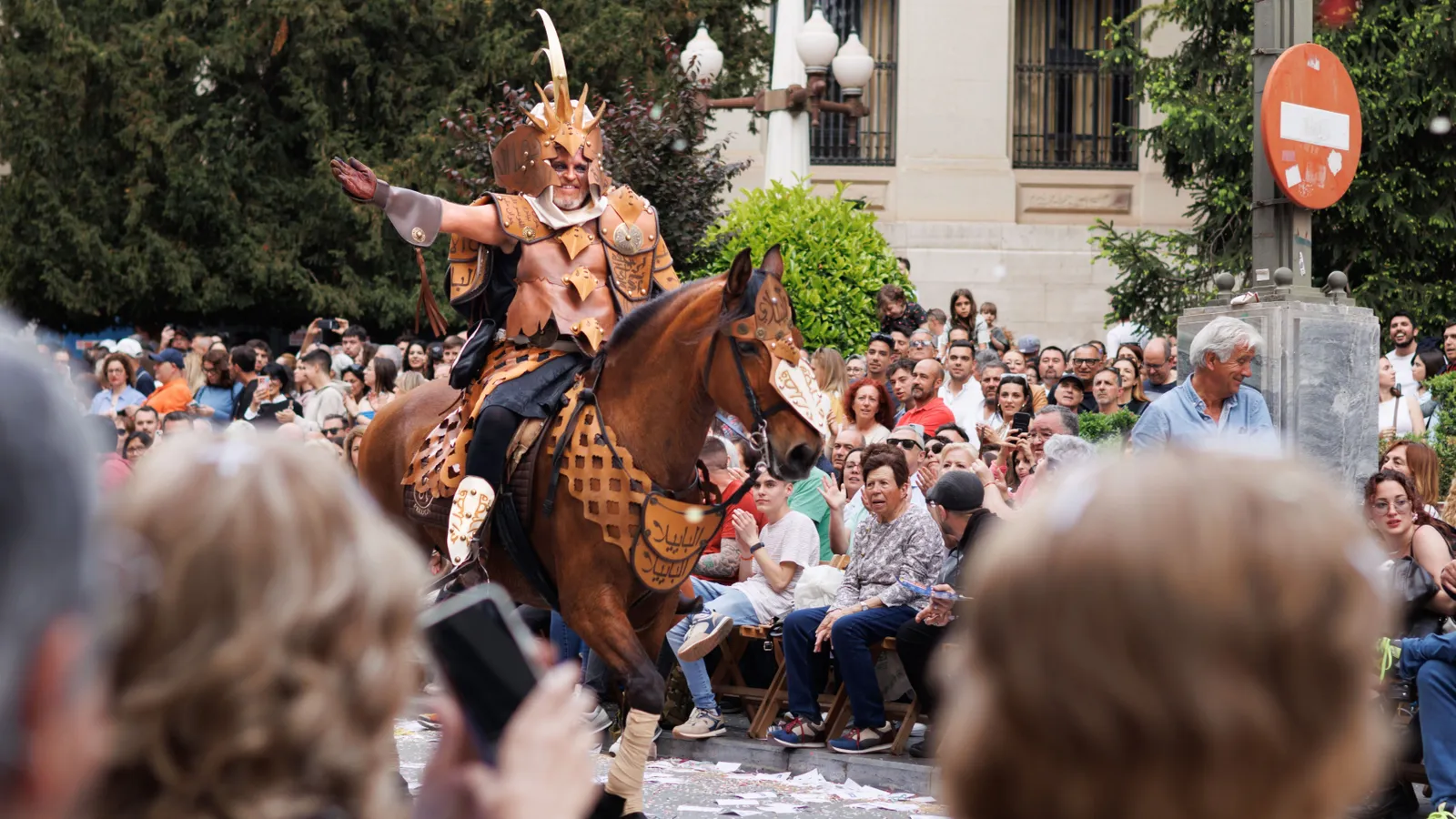 Alcoi es prepara per als Moros i Cristians amb el repartiment de 3.000 quilos de polvora s