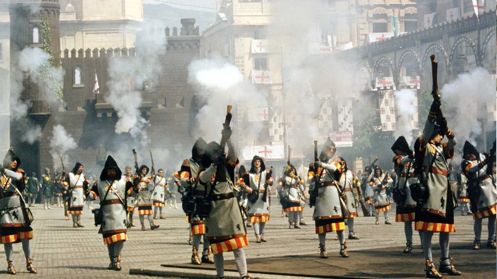 Alcoi es prepara per als Moros i Cristians
