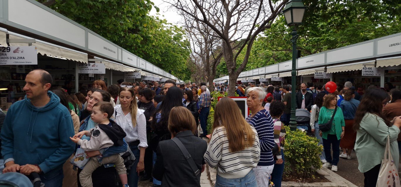 La 59a Feria del Libro de Valencia Un evento cultural emblematico 20240425 180615 13 Mediana
