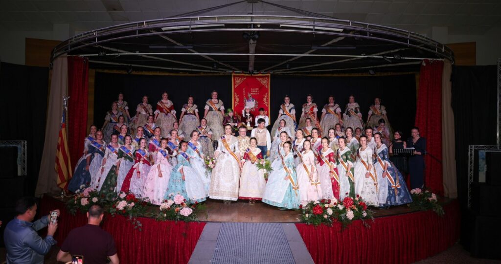 La Agrupacion Seu Xerea Mercat celebra la exaltacion de sus falleras mayores 2026 26 Mediana