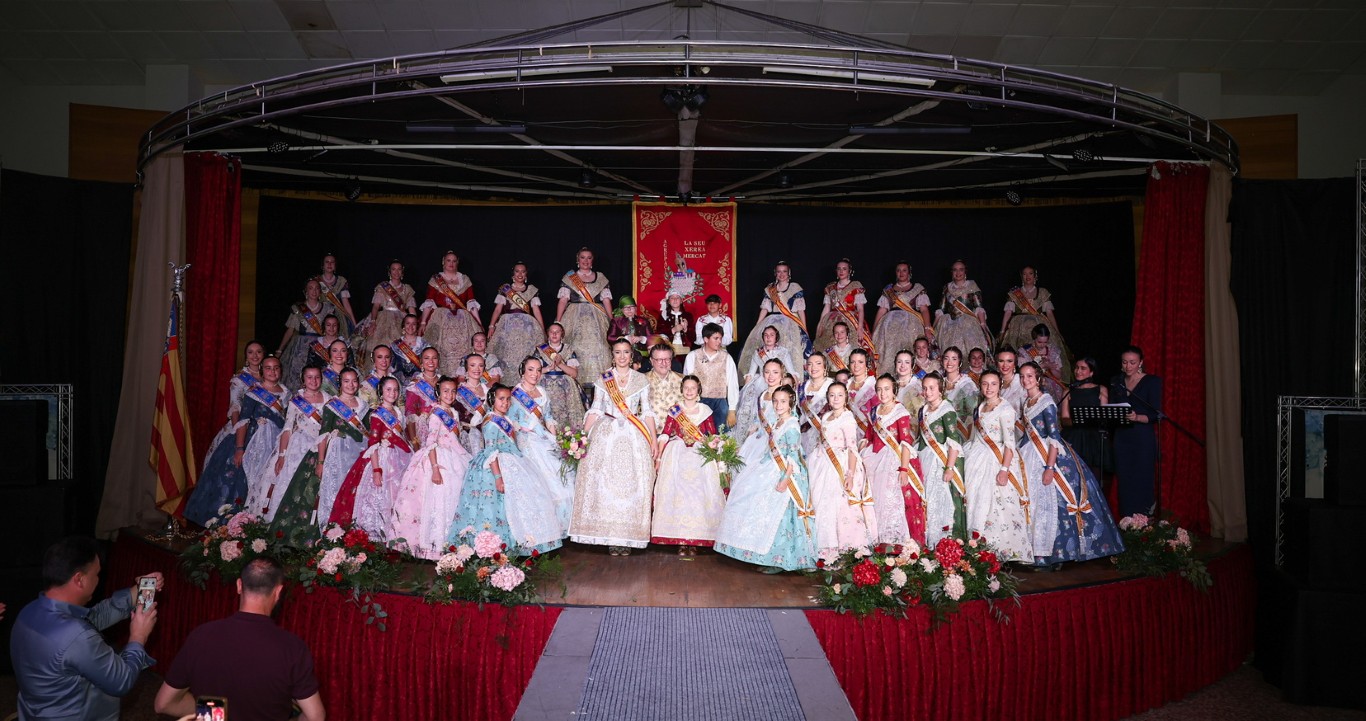La Agrupacion Seu Xerea Mercat celebra la exaltacion de sus falleras mayores 2026 26 Mediana