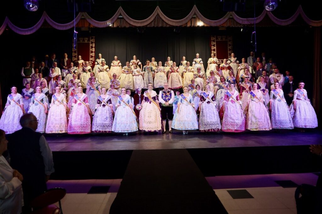 La Agrupacion de Fallas de Russafa celebra la Exaltacion de sus Falleras Mayores 2026 17 Mediana