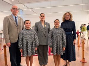 Ma Inmaculada Puchades Vallejo presenta su traje de Reina 5 Mediana