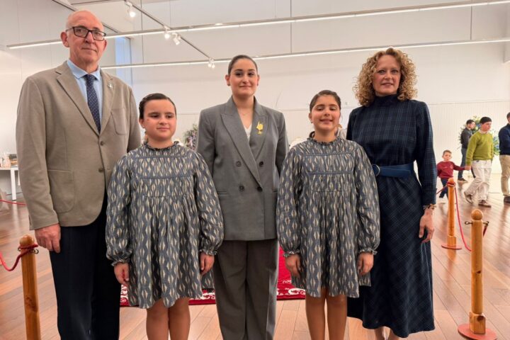Ma Inmaculada Puchades Vallejo presenta su traje de Reina 5 Mediana