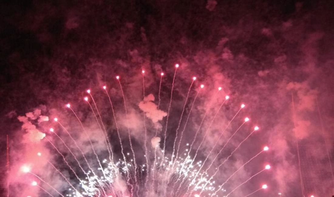 Mascleta Vertical VV 12498 Foto Visit Valencia