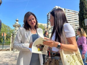 Valencia abre su 61a Feria del Libro cultura musica y solidaridad inundan los Jardines de Viveros 1