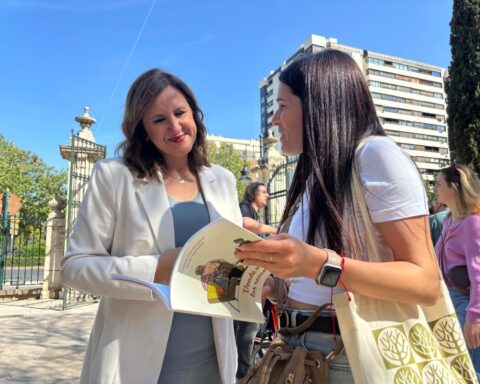 Valencia abre su 61a Feria del Libro cultura musica y solidaridad inundan los Jardines de Viveros 1