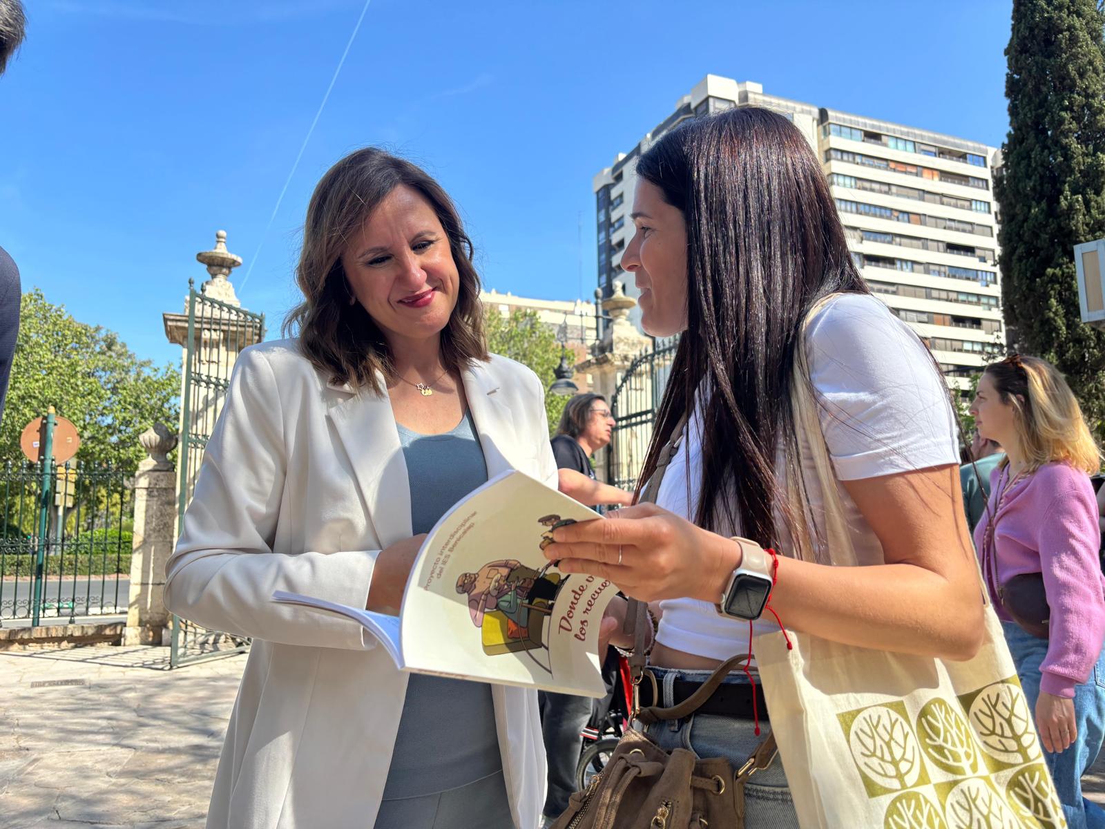 Valencia abre su 61a Feria del Libro cultura musica y solidaridad inundan los Jardines de Viveros 1