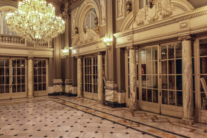 Ayuntamiento de Valencia Salon de Cristal scaled 1