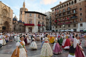 Dansa Infantil de las Fallas emociona a Valencia con una Plaza de la Virgen 4