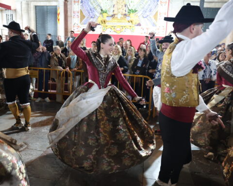 La Dansa de las Fallas emociona a Valencia en una Plaza de la Virgen abarrotada 92