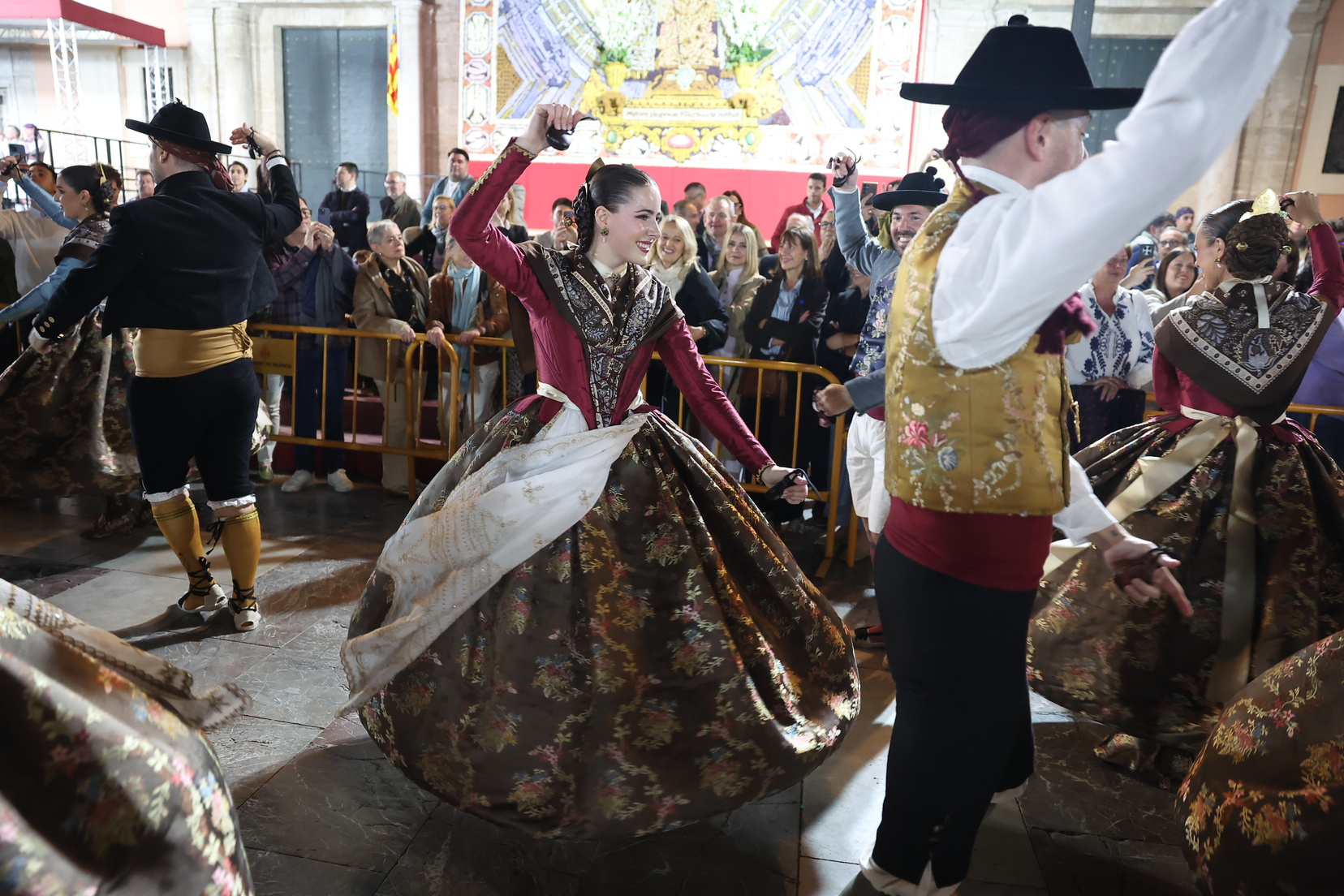 La Dansa de las Fallas emociona a Valencia en una Plaza de la Virgen abarrotada 92