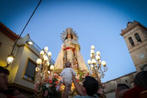 Torrent se emociona con un multitudinario traslado de la Virgen de los Desamparados entre petalos versos y fervor popular 2