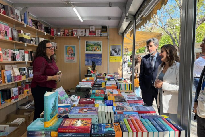 Valencia abre su 61a Feria del Libro cultura musica y solidaridad inundan los Jardines de Viveros 5