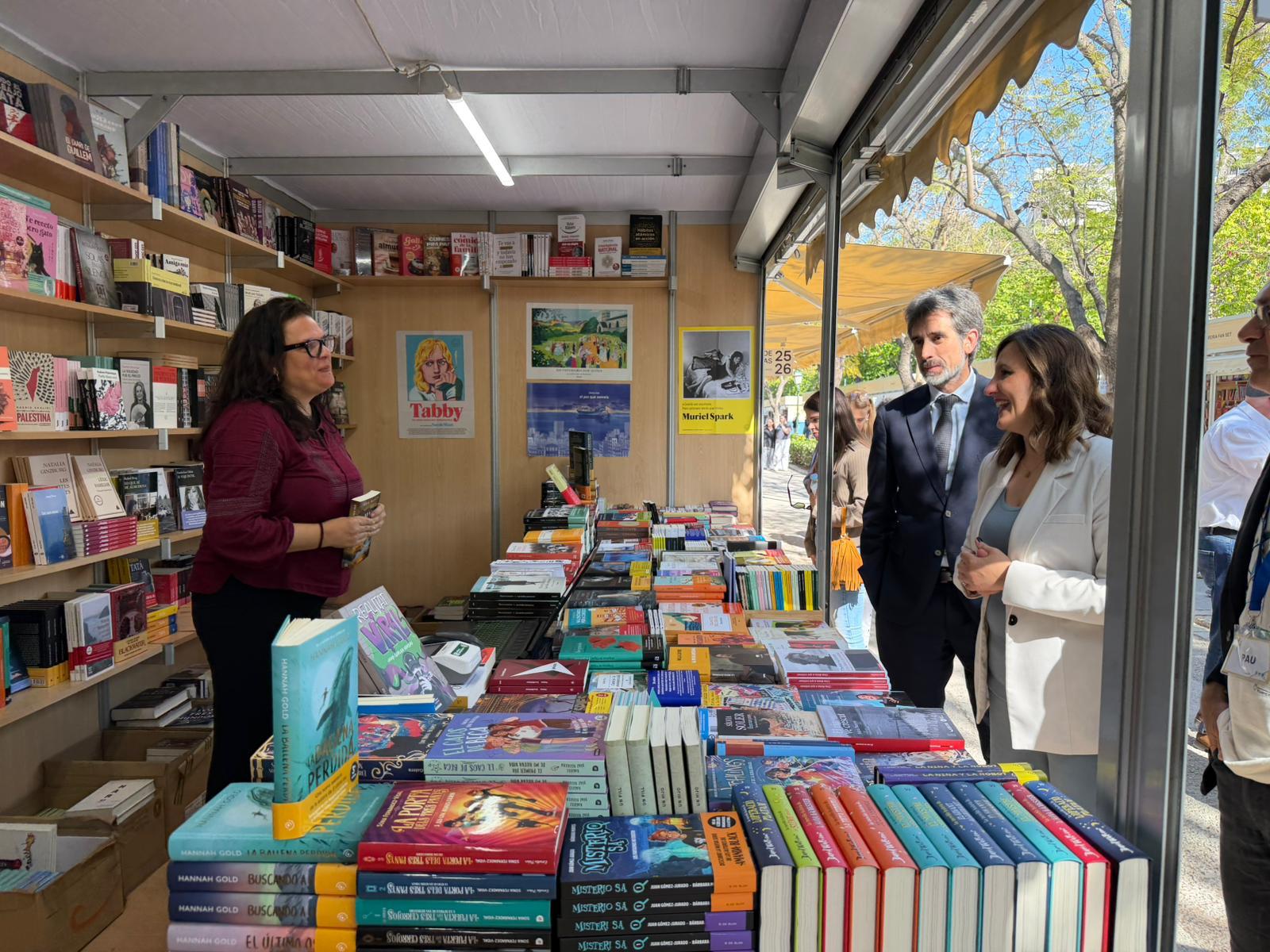 Valencia abre su 61a Feria del Libro cultura musica y solidaridad inundan los Jardines de Viveros 5