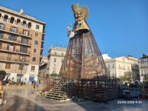 Valencia retira el manto de la Virgen El adios a las flores de la Ofrenda 2026 3