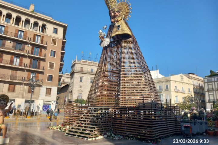 Valencia retira el manto de la Virgen El adios a las flores de la Ofrenda 2026 3