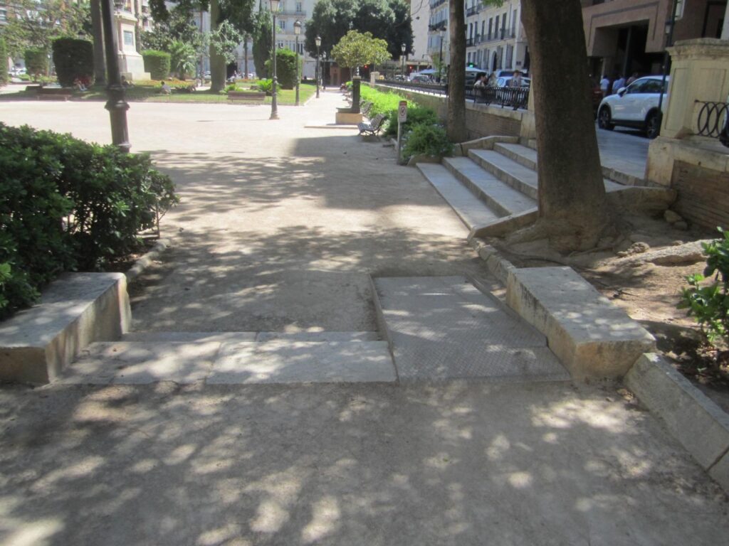 El Ayuntamiento de Valencia inicia las obras para salvar el historico ficus del Parterre y eliminar las barreras del jardin 1