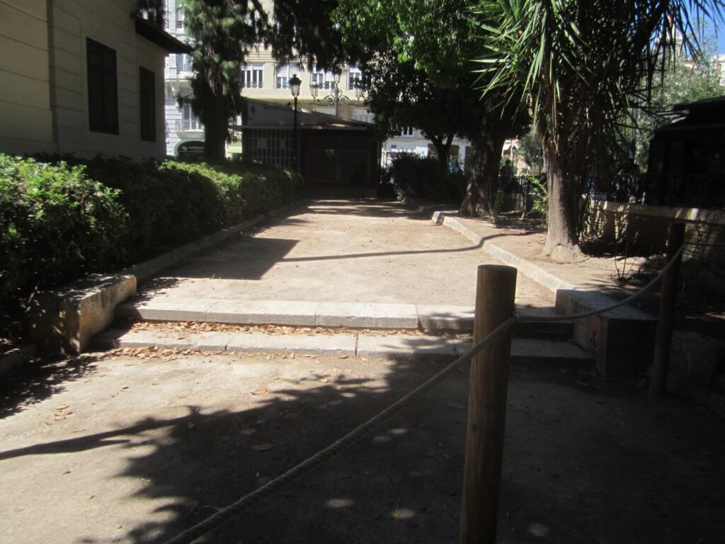 El Ayuntamiento de Valencia inicia las obras para salvar el historico ficus del Parterre y eliminar las barreras del jardin 3