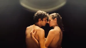 Escena de Khaled y Judith con los protagonistas frente a frente en una Jerusalen recreada sobre el escenario