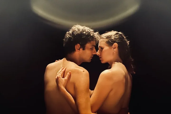 Escena de Khaled y Judith con los protagonistas frente a frente en una Jerusalen recreada sobre el escenario