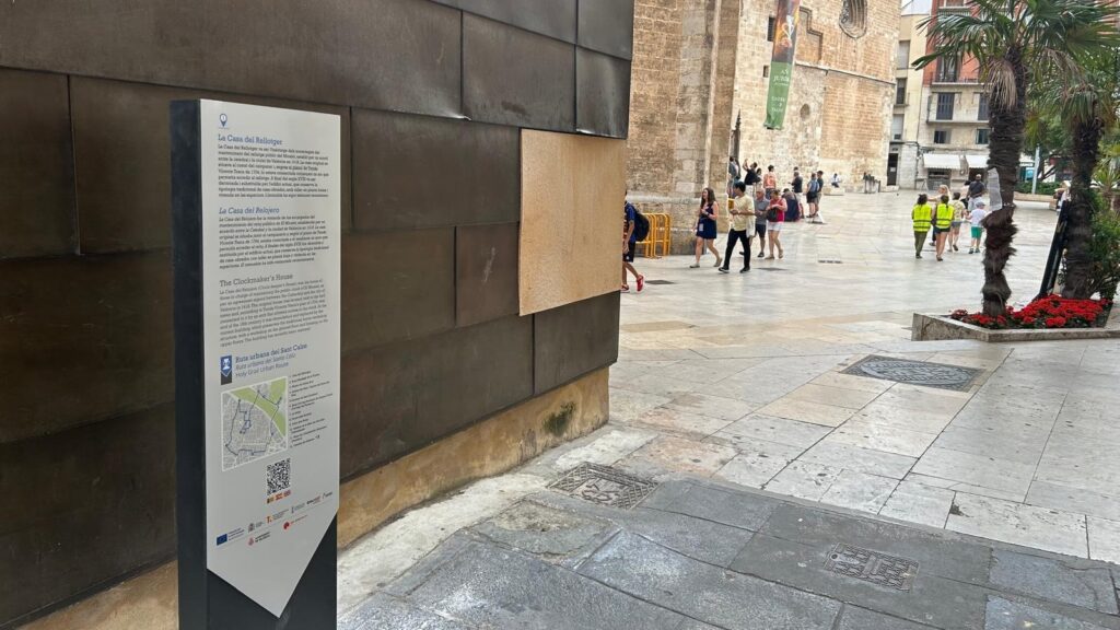 Valencia estrena una ruta señalizada del Santo Cáliz para descubrir uno de los mayores tesoros de la ciudad 1 0507 Monolit Casa del Rellotger 1
