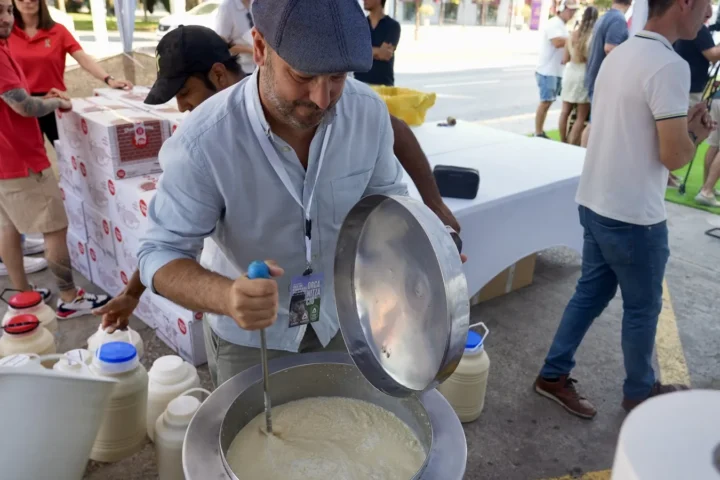 Alboraia vuelve a rendirse a su bebida mas emblematica con mas de mil litros de horchata