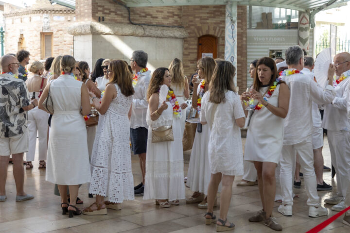 Ambientazo en la Fiesta Blanca del Mercado de Colon scaled 1