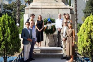 El Ayuntamiento de Valencia deposita una corona de laurel ante la estatua de Jaume I en el 750 aniversario de su fallecimiento 1
