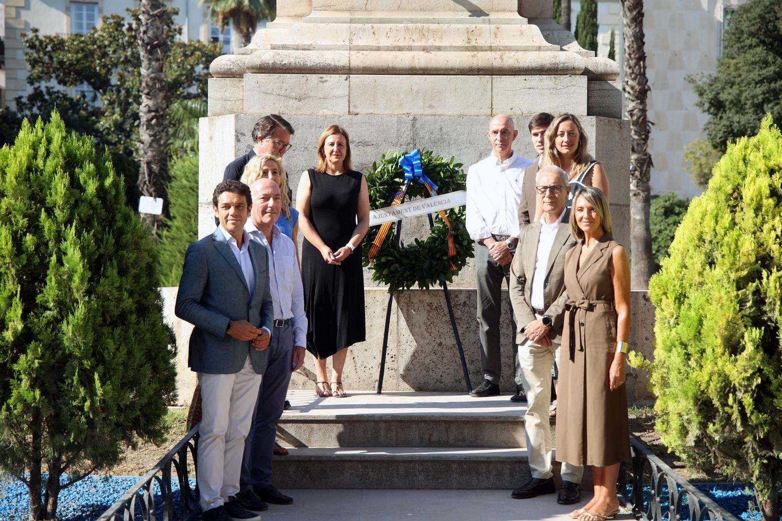 El Ayuntamiento de Valencia deposita una corona de laurel ante la estatua de Jaume I en el 750 aniversario de su fallecimiento 1