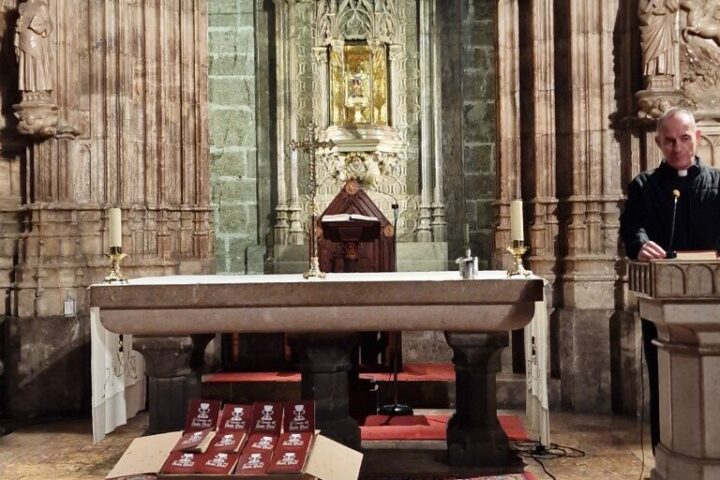 La Capilla del Santo Caliz acoge la presentacion oficial y bendicion de las Credenciales de Peregrinacion de El Camino del Santo Grial 4 Mediana rotated 1