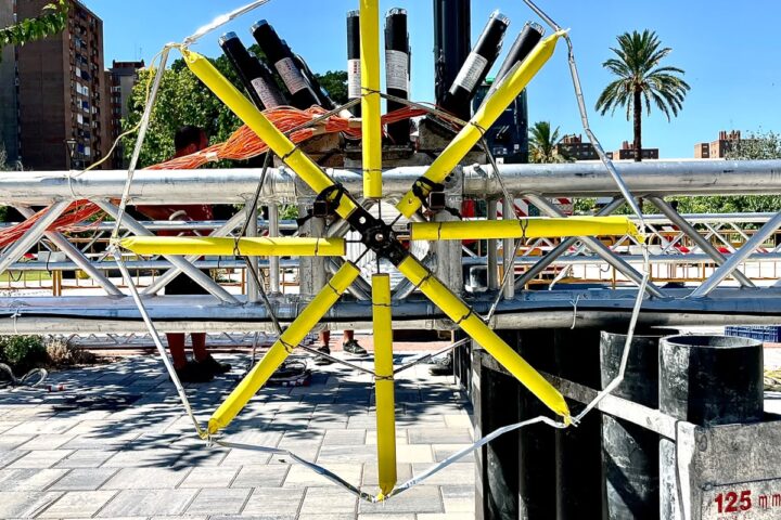 Vulcanum el espectaculo que transformo el cielo de Valencia con una gigantesca estructura suspendida a 25 metros de altura 3