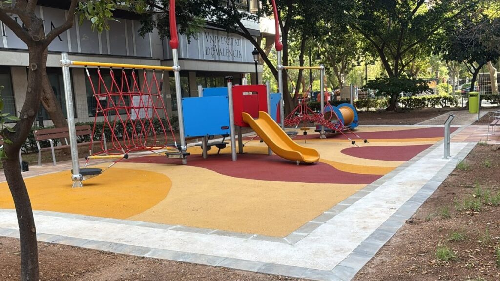 1 0817 Parc infantil placa de la Legio 2