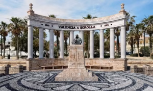 La Asesoria Juridica avala reconstruir el historico monumento a Sorolla en la playa del Cabanyal