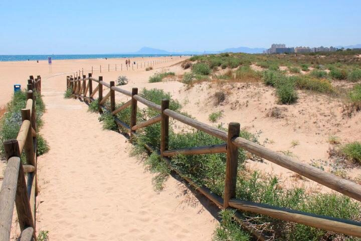 Las cinco playas escondidas de Valencia donde todavia puedes disfrutar del mar sin aglomeraciones este verano