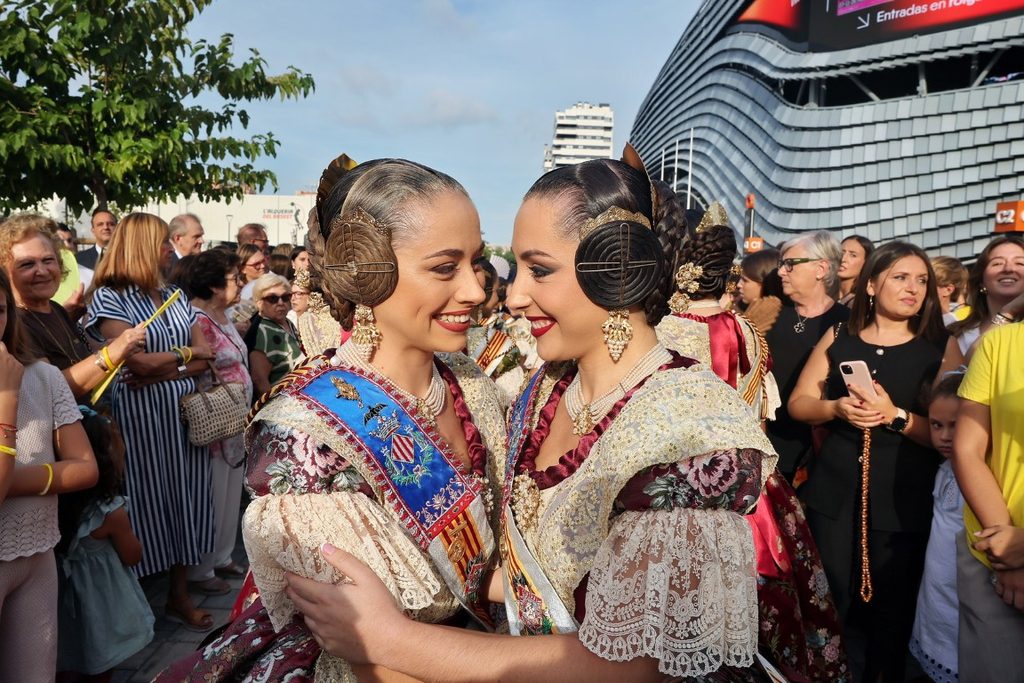 De elegidas a despedirse: Carmen Prades y Marta Mercader regresan al Roig Arena un año después 74 Las Falleras Mayores de Valencia Carmen Prades y Marta Mercader acompanadas por sus Cortes de Honor han llegado al Roig Arena 102 Mediana