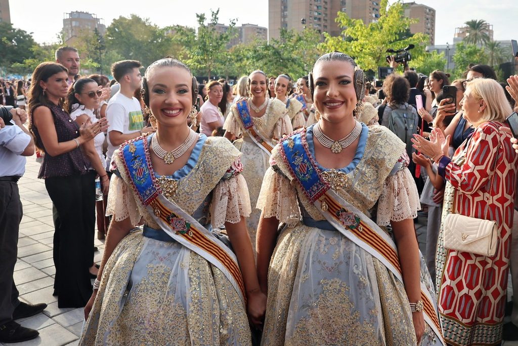 De elegidas a despedirse: Carmen Prades y Marta Mercader regresan al Roig Arena un año después 76 Las Falleras Mayores de Valencia Carmen Prades y Marta Mercader acompanadas por sus Cortes de Honor han llegado al Roig Arena 103 Mediana
