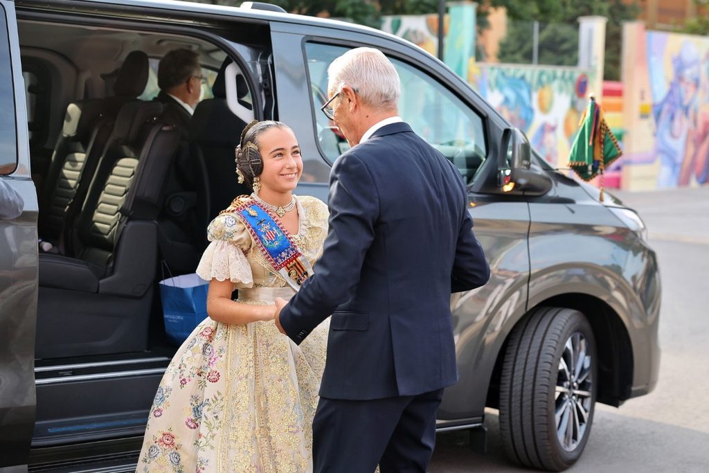 De elegidas a despedirse: Carmen Prades y Marta Mercader regresan al Roig Arena un año después 47 Las Falleras Mayores de Valencia Carmen Prades y Marta Mercader acompanadas por sus Cortes de Honor han llegado al Roig Arena 104 Mediana